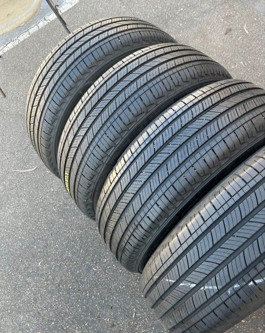 225 65 17 Tires Con 80% De Vida Las 4 De La Marca Michelín