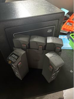 DJI Avata 2 NEW charging hub with 5 NEW batteries (zero charging cycles)