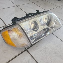 Fit Mercedes-Benz W202 C-Class 4DR Sedan Chrome Projector Headlights with Parking light.