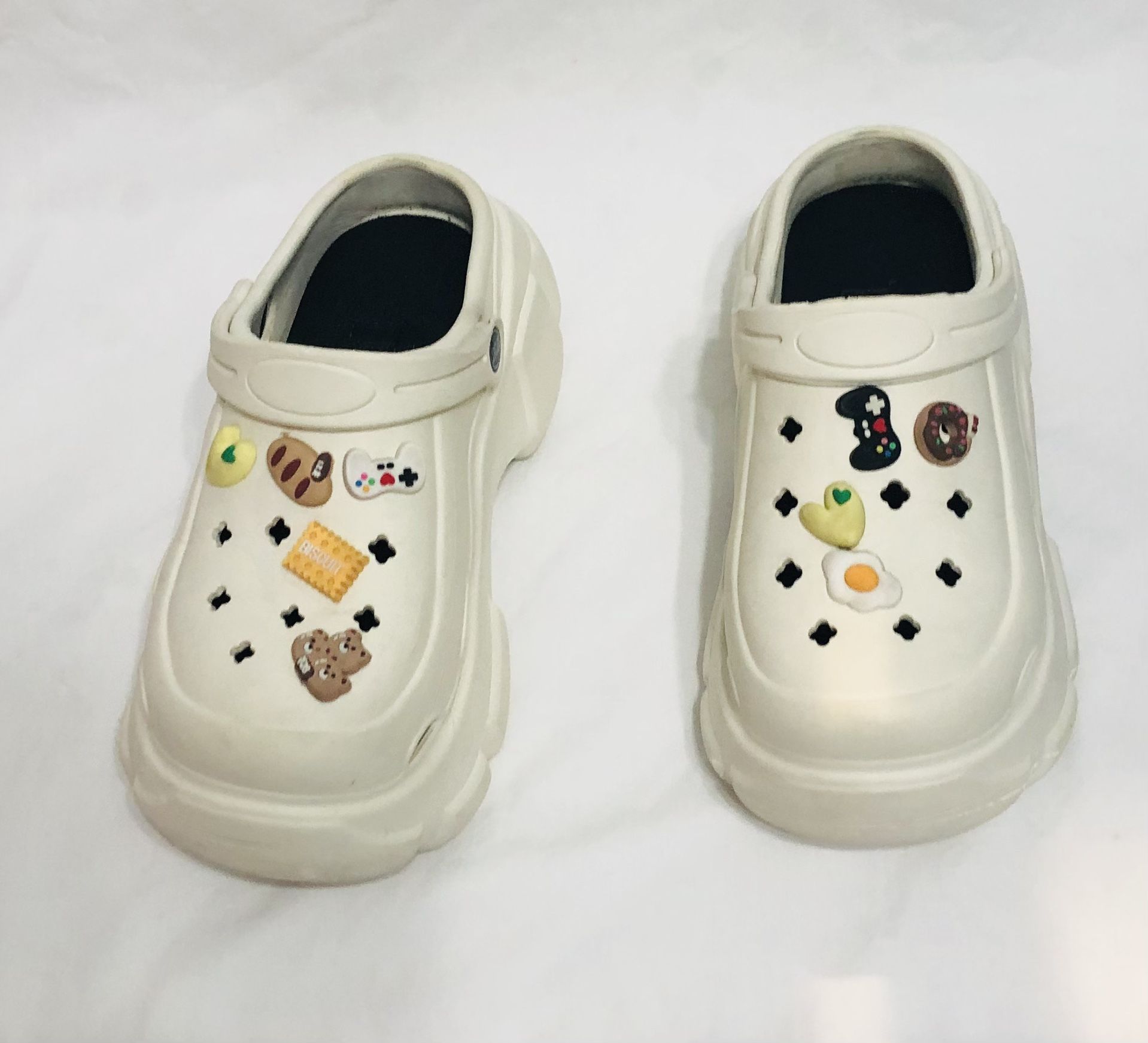Clogs comfort footbed slip on platform 3”with Fun Charms white. 38-39