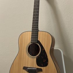 Yamaha FG-700S guitar