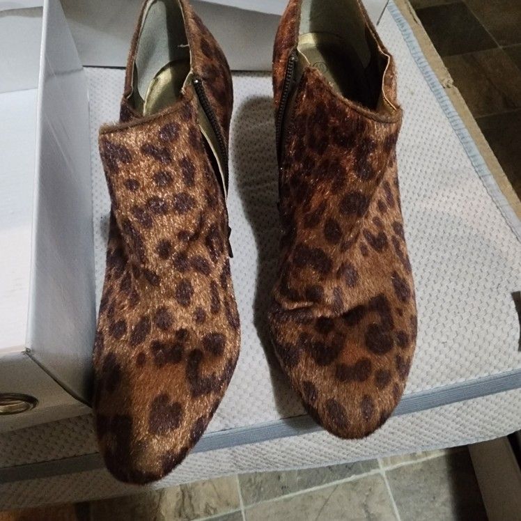 M A S S I N I Cheetah Print Zip Up Booties Size 10 M Ankle Boots Only Worn Once Excellent Condition Heel