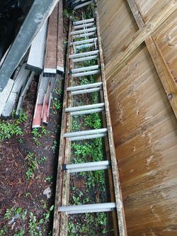 Extension Ladder with Aluminum Rungs