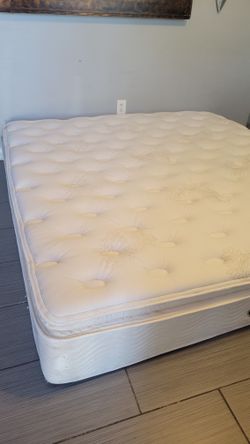 NICE PILLOW TOP KING SIZE BEAUTYREST MATTRESS