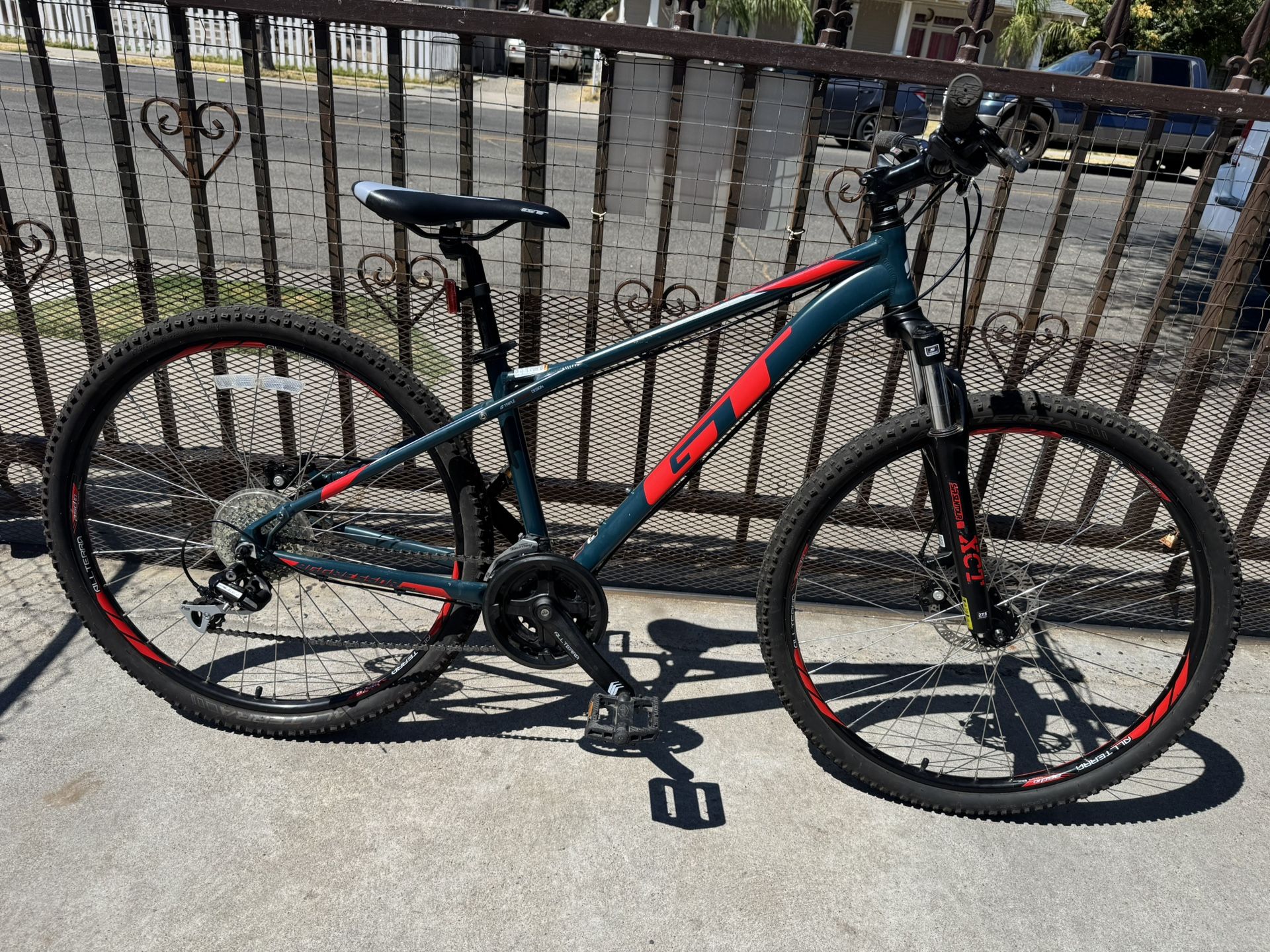 GT Aggressor Pro. Disc Brakes Bike