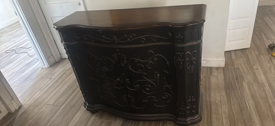 Thomasville ornate serpentine cabinet/buffet