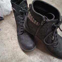 Is a lady's black boots size 8