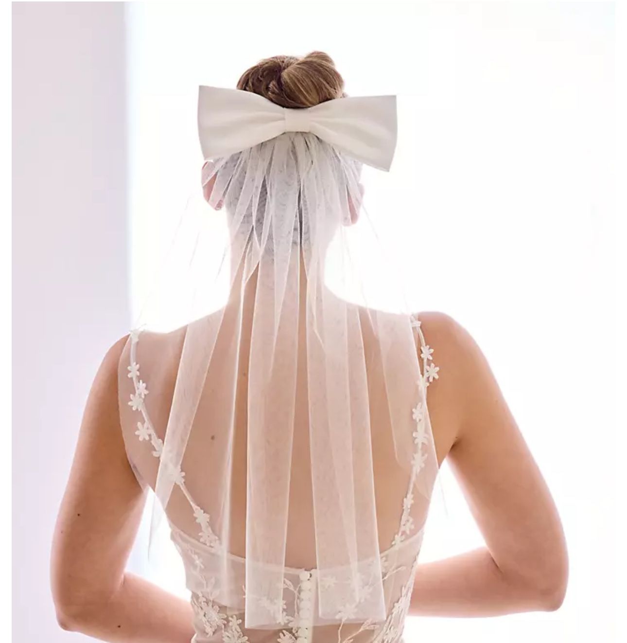 BOW SHOULDER LENGTH VEIL (purchased at David’s bridal) * best offer