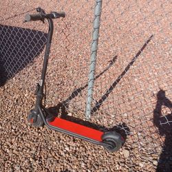 Barely Used SEGWAY NINEBOT E SCOOTER ZING C15 W/CHARGER!!!!