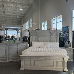 6 PIECE KING OR QUEEN BEDROOM SET. Includes: Headboard, footboard, side rails, dresser, mirror, nightstand.