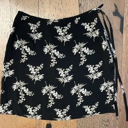 Banana Republic Black Floral Rayon Mini Short Skirt  14w by 18L size 8