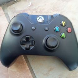 Microsoft Xbox X/S wireless remote with nyko rechargeable battery pack