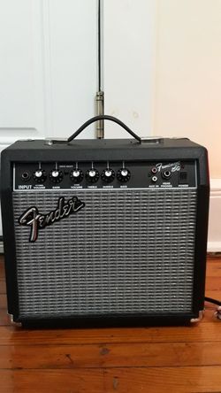 Nice Fender 38 watts, beautiful sound ,for one electric guitar,one headphone and aux in option, see the photos for more info.