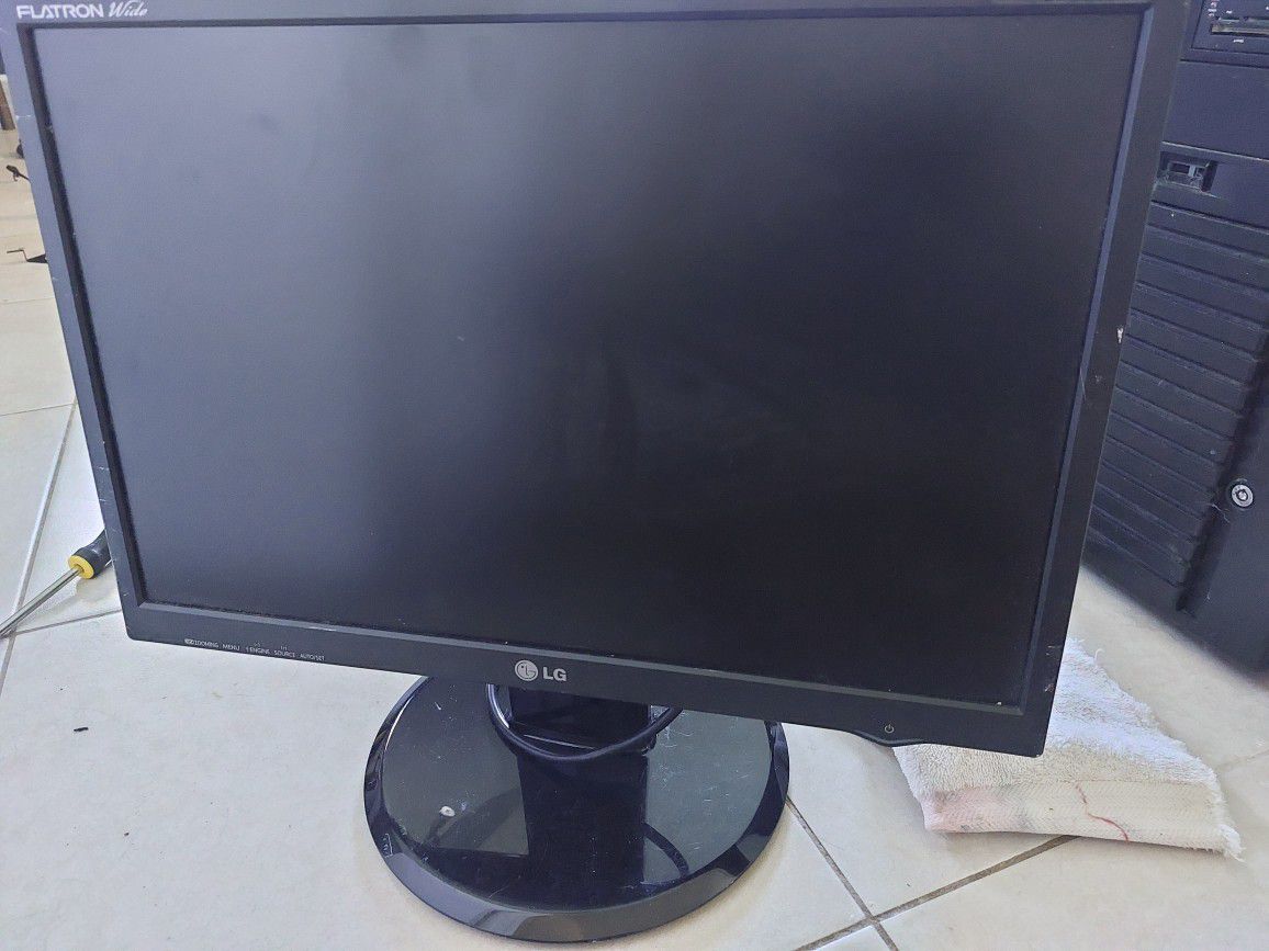 LG 19" WIDESCREEN MONITOR WITH CABLES INCLUDED.