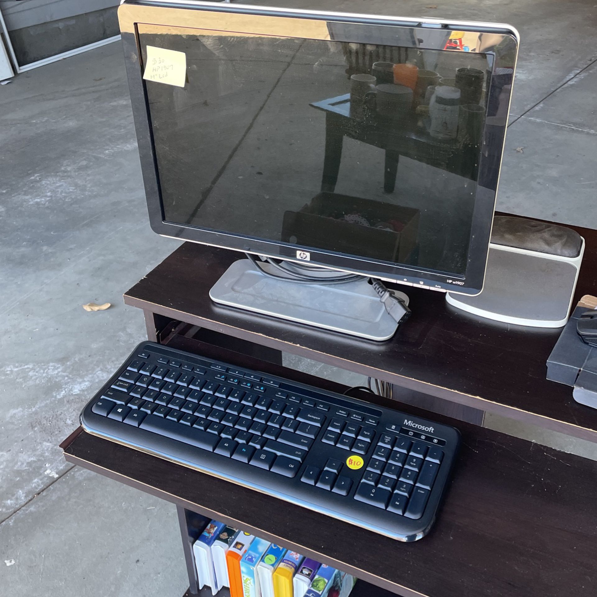 HPw1907 Monitor And Keyboard 