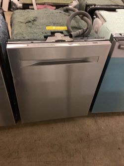 Midea 24 in. Top Control Built-in Dishwasher New Scratch and Dent