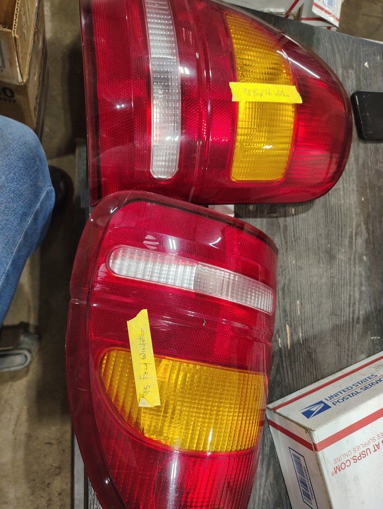 1995 Ford Wind Star Taillight