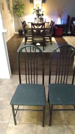 (2) Matching Chairs... Good condition 👍