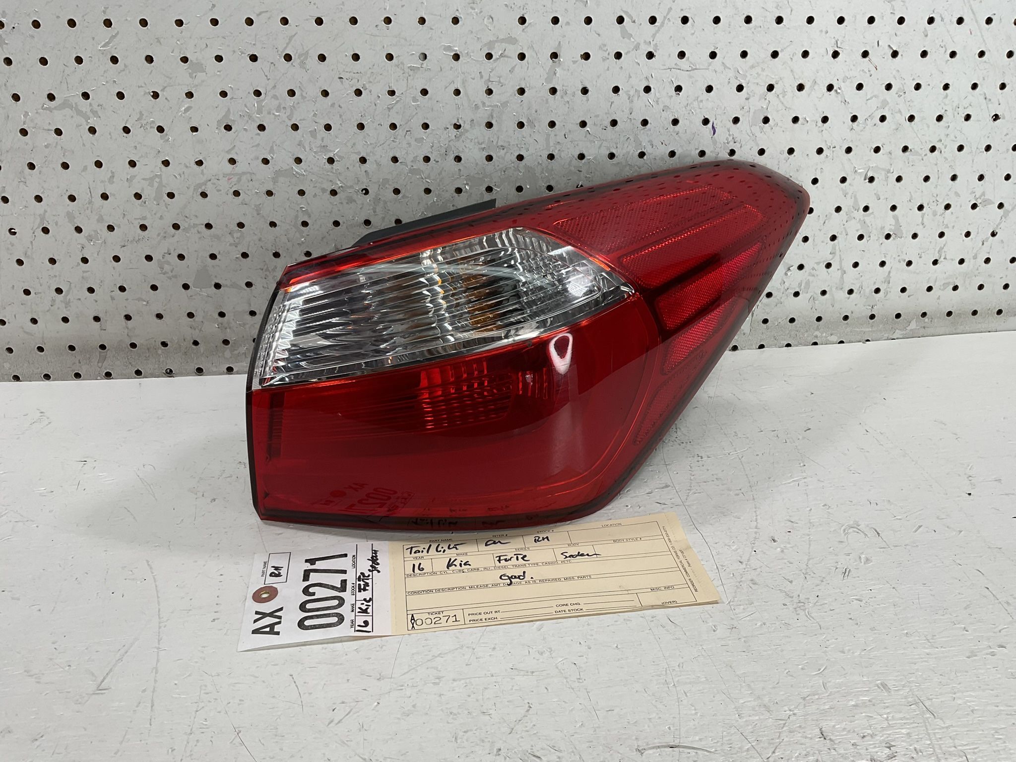 2014 2016 KIA FORTE RIGHT SIDE TAIL LIGHT OEM