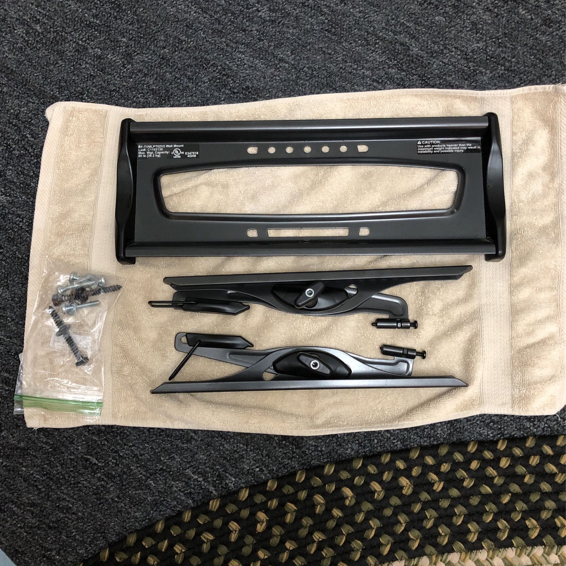 WALL MOUNT TV ( Rocketfish 26’ 40’ Inch