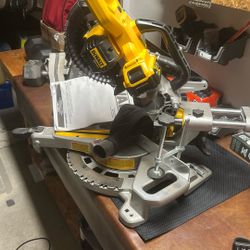 DeWalt 7-1/4 In Sliding Compound Miter Saw