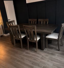 restoration hardware table and chairs 36” x 72