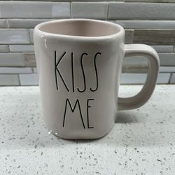 St. Patrick’s Day ☘️ Rae Dunn “KISS ME” Mug – Brand New- Set of 2