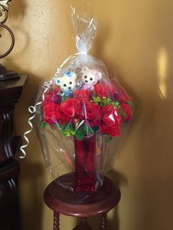 3pcs left OBO. VALENTINE VASE WITH FLOWERS AND TEDDY BEARS SAN VALENTÍN VASE CON FLORES ROJAS Y PELUCHE MONO DE OSOS OSITOS