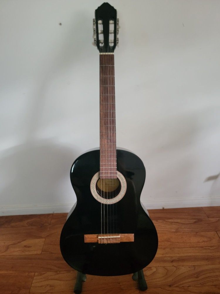 Lucero LC100 Classical Guitar