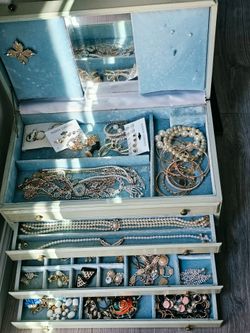 Jewelry box