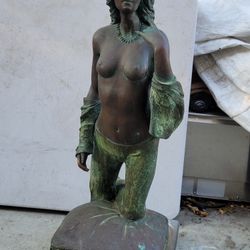 Estatua De Bronce Mujer Inca Un Pie Sonbre Un Cojin