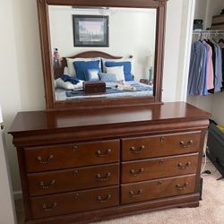 Vaughan-Bassett King Size Bedroom Set