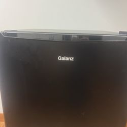 Galanz office mini drink/snack fridge