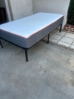 PLATAFORMA DE METAL TWIN SIZE CON COLCHON MEMORY FOAM LIMPIO Y COMFORTABLE USADA BUENA CONDICIÓN 👍