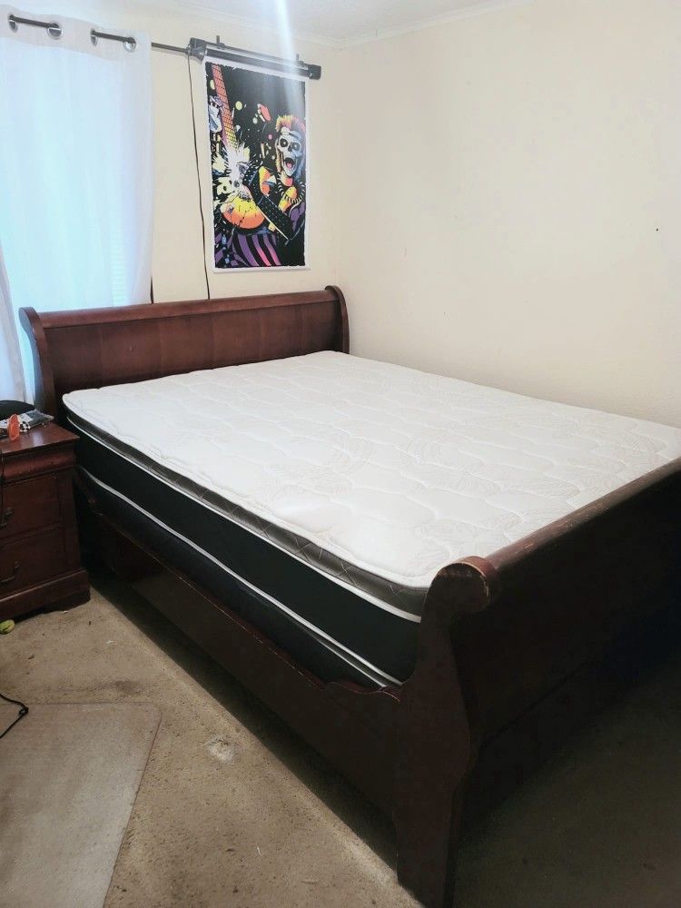 NEW QUEEN-SIZE PILLOW TOP MATTRESS AND BOX SPRING