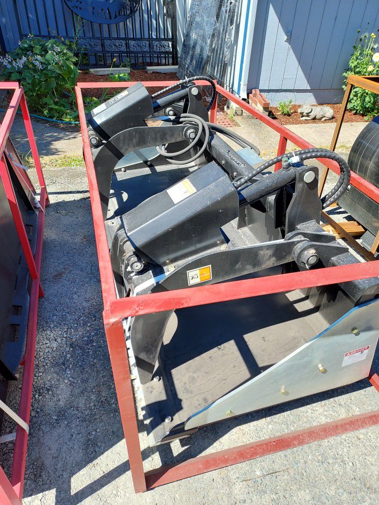 84" Skid Steer Hydraulic Grapple Arm Bucket Attachment. NEW in Crate!