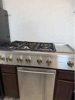 Monogram has stove 6 burners