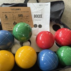 LIKE NEW bocce Ball Set 