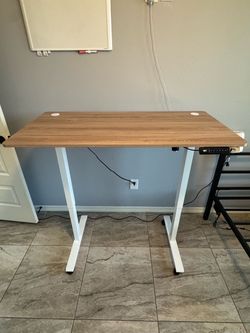 Motorized Electric Standing Desk – Adjustable Height