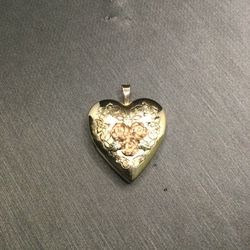 14Kt Heart Locket With Rose Gold Roses💛🌹