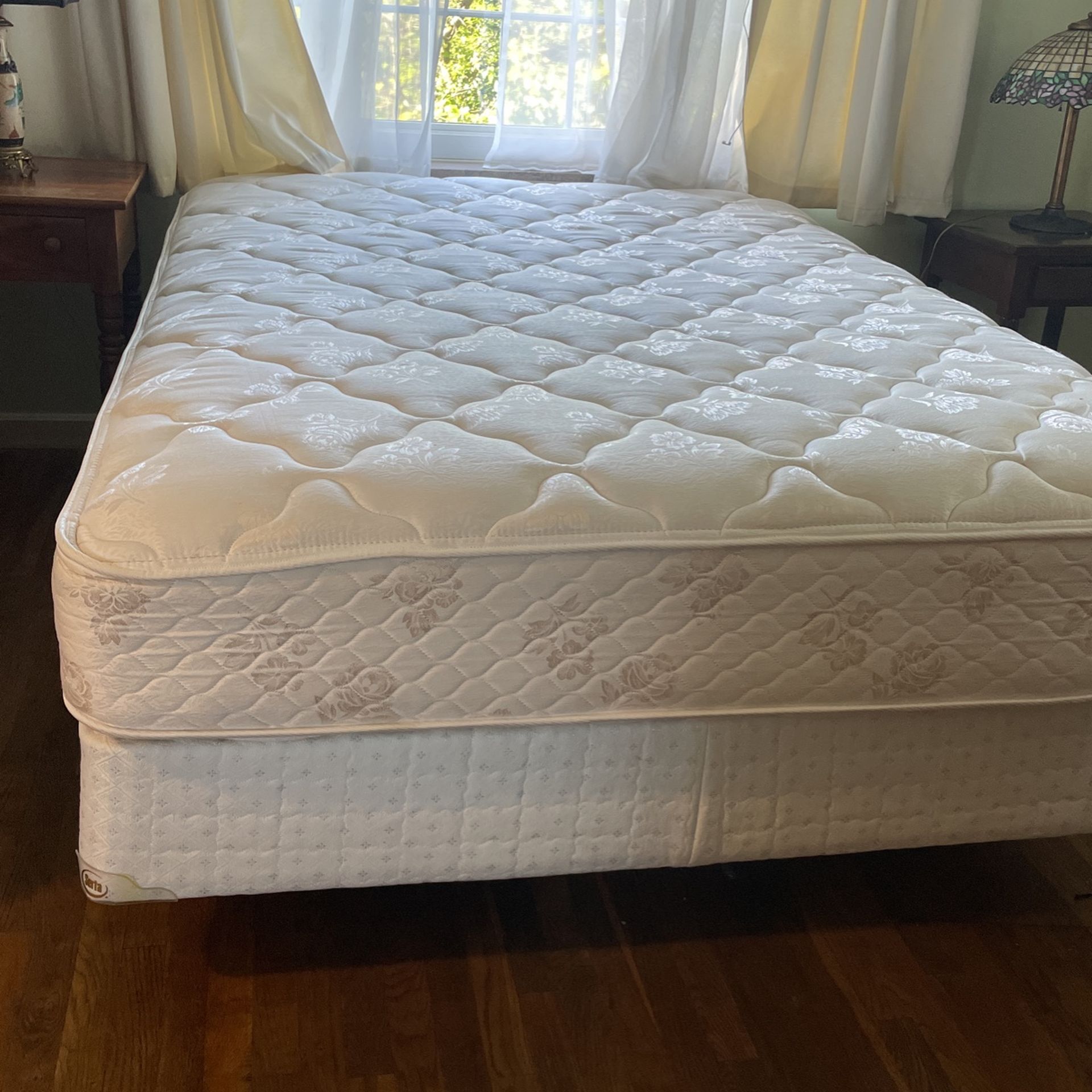 Queen Size - Orthopedic Plush Mattress With Boxspring And Frame 