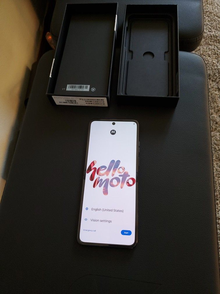NEW Razr 2024 UNLOCKED Koala Gray 256gb