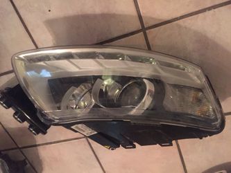 2011 Audi A6 right side headlamp, xenon HID with LED. No ballast, 1 broken tab, good condition usable
