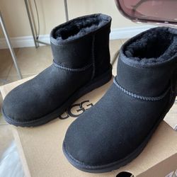 🍀NEW Sz 6 Black Suede UGG Bootie. $145 🎈🎈