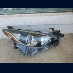 2014- 2016 MAZDA 3 RIGHT HEADLIGHT
PASSENGER SIDE HALOGEN GENUINE USED
OEM. H1