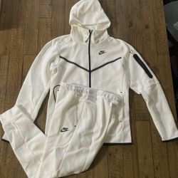 White Nike Tech 