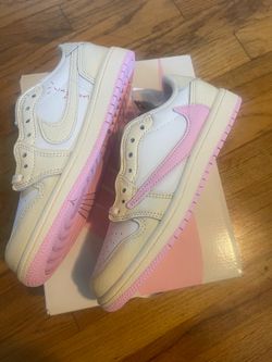 Sz 2.5Y Travis Scott 1s “shy pink”
