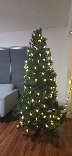7.5 ft Christmas Tree UNLIT with two lights Extensión