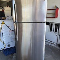 GE Refrigerator Model GTS16GSHMRSS