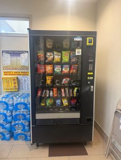 Snack vending machine